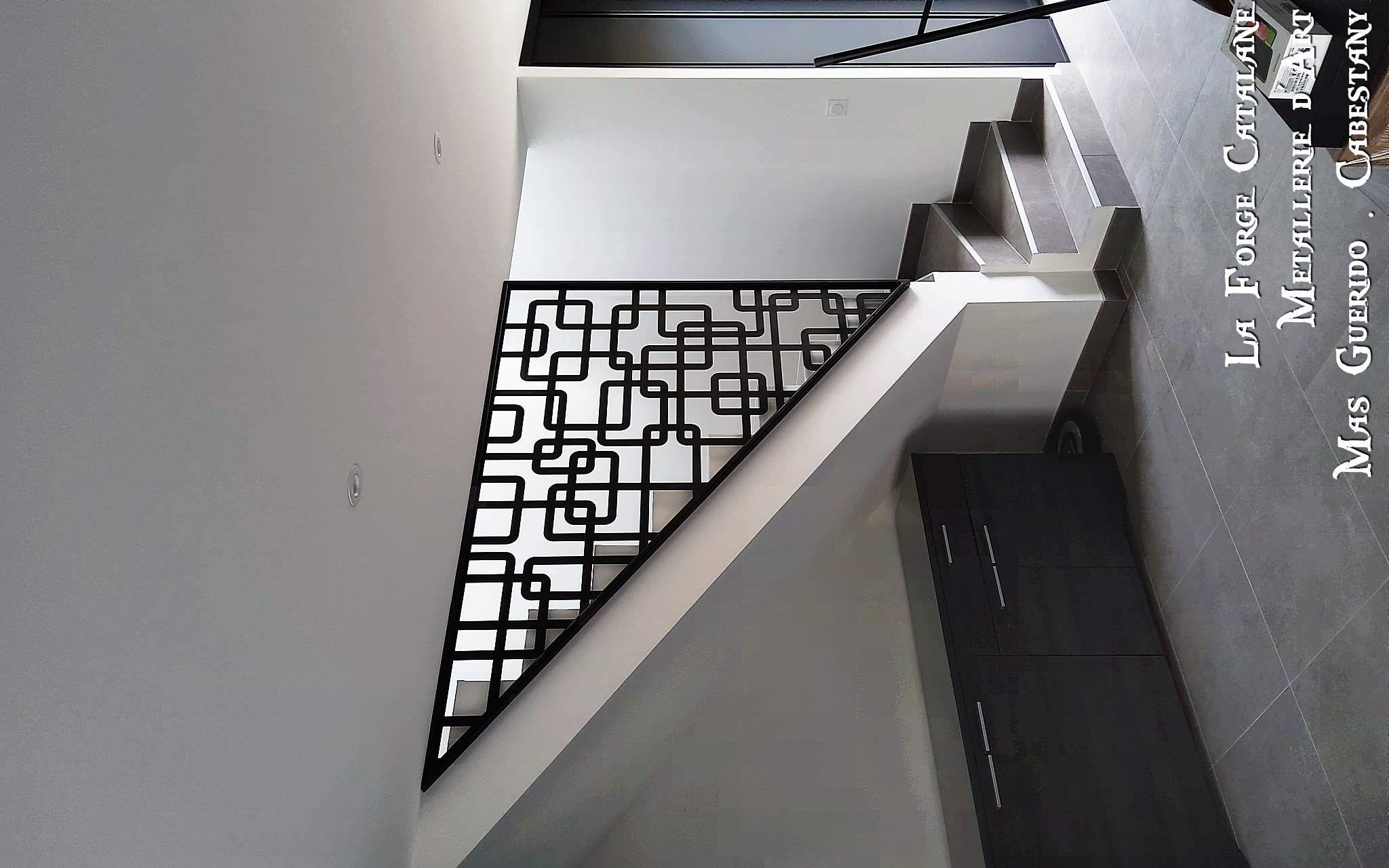 rampant escalier avec motif decoupe au laser forge catalane.jpg